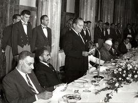 Josip Broz Tito bersulang pada jamuan makan malam resmi untuk menghormati para peserta Konferensi...