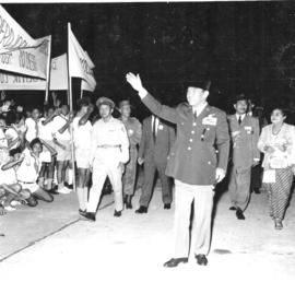 Presiden Sukarno pada saat hendak meninggalkan lapangan terbang Kemajoran untuk menuju Beograd gu...