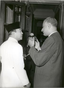 Presiden Sukarno (kiri) berbincang dengan Presiden Mesir, Gamal Abdel Nasser (kanan)