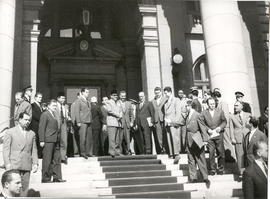 Presiden Indonesia Sukarno, Presiden Mesir, Gamal Abdel Nasser, dan beberapa orang berdiri di dep...