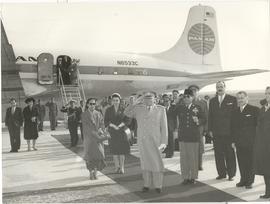 Presiden Yugoslavia, Josip Broz Tito (kiri) dan Presiden Indonesia, Sukarno (kanan) memberikan pe...