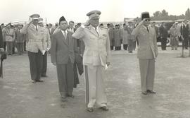 Presiden Yugoslavia Josip Broz Tito (keempat dari kiri) dan Presiden Sukarno (kiri) memberikan pe...