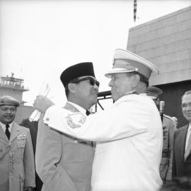 Presiden RI, Soekarno (kiri) memeluk Presiden Yugoslavia, Josip Broz Tito (kanan) di Bandara Bata...