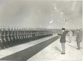 Presiden Indonesia Sukarno (kanan) berbicara dengan para prajurit Yugoslavia di Lapangan Terbang ...