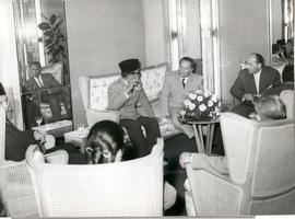 Presiden Indonesia Sukarno (dua dari kiri) berdiskusi dengan Presiden Yugoslavia Josip Broz Tito ...