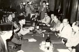 Delegasi Indonesia yang diketuai oleh Presiden Sukarno (kiri tengah) berbincang-bincang dengan pa...