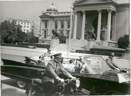 Presiden Indonesia, Sukarno melambaikan tangan dari mobil Presidentia ketika melewati gedung Parl...