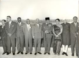 Para pemimpin negara-negara peserta KTT Pertama Gerakan Non-Blok berfoto bersama, yaitu Raja Maro...