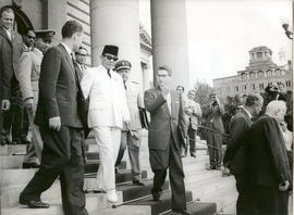 Presiden Indonesia, Sukarno (tengah) turun dari tangga saat meninggalkan gedung parlemen Yugoslavia