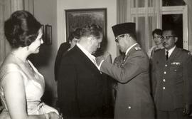 Presiden Yugoslavia, Josip Broz Tito (kiri) menerima pin dari Presiden Indonesia, Sukarno (kanan)...