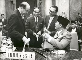 Presiden Indonesia, Sukarno (kanan) sedang berdiskusi dengan tiga orang