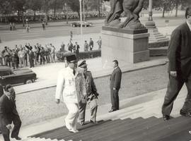 Presiden Indonesia, Sukarno (kiri) sedang menaiki tangga untuk memasuki gedung Parlemen Yugoslavia.
