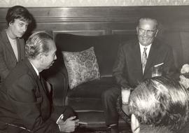 Duta Besar Indonesia untuk Uni Soviet dan Polandia, Adam Malik (kedua dari kiri) berbincang denga...