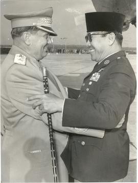 Presiden Yugoslavia, Josip Broz Tito (kiri) memeluk Presiden Indonesia, Sukarno di Bandara Batajn...