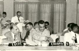 Presiden Mesir, Gamal Abdel Nasser sedang membaca dokumen di gedung Parlemen Yugoslavia