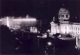 Situasi Gedung Parlemen Yugoslavia pada malam hari.