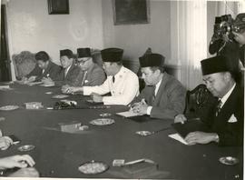 Delegasi Indonesia yang dipimpin oleh Presiden Indonesia, Sukarno (tengah) berada di tengah negos...