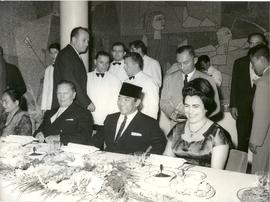 Presiden Yugoslavia, Josip Broz Tito (kedua dari kiri), Presiden Indonesia, Sukarno, dan Ibu Nega...