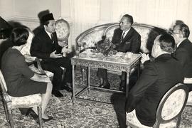 Presiden Yugoslavia, Josip Broz Tito (tengah) berbincang dengan tiga pria dan seorang wanita