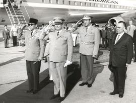 Presiden Indonesia, Sukarno (kiri) dan Presiden Yugoslavia, Josip Broz Tito (kanan) memberikan pe...