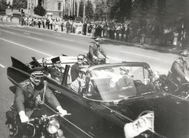Presiden Indonesia, Sukarno (kiri) didampingi Presiden Yugoslavia, Josip Broz Tito (kanan) melamb...