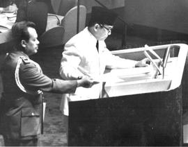 Presiden Sukarno sedang membaca pidato
