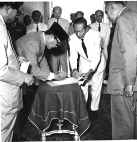 Presiden Sukarno sedang menandatangani naskah timbang terima jabatan Presiden