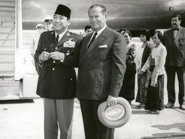Presiden Indonesia, Sukarno (kiri) dan Presiden Yugoslavia (kanan) berfoto bersama di bandara Bat...