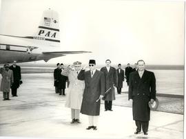 Presiden Indonesia, Sukarno (tengah) didampingi Presiden Yugoslavia, Josip Broz Tito (kanan) memb...
