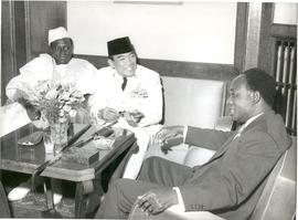 Presiden Mali Modibo Keita (kiri), Presiden Indonesia, Sukarno, dan Presiden Ghana, Kwame Nkrumah...