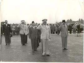 Presiden Yugoslavia, Josip Broz Tito (keempat dari kiri) dan Presiden Sukarno (kanan) memberikan ...