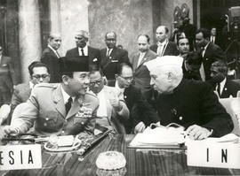 Presiden Indonesia, Sukarno (kiri) sedang berdiskusi dengan Perdana Menteri India, Shri Jawaharla...