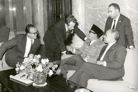 Presiden Indonesia (ketiga dari kiri) sedang berbicara dengan empat orang