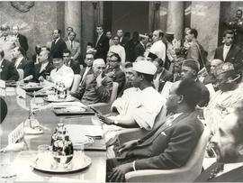 Presiden Indonesia, Sukarno (keempat dari kiri), Perdana Menteri India Shri Jawaharlal Nehru, Pre...