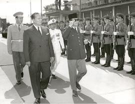 Presiden Indonesia, Sukarno (kanan) didampingi Presiden Yugoslavia (kiri) memberikan penghormatan...
