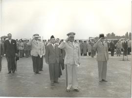 Presiden Yugoslavia, Josip Broz Tito (keempat dari kiri) dan Presiden Sukarno (kanan) memberikan ...