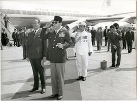 Presiden Indonesia, Sukarno (tengah) bersama dengan Presiden Yugoslavia, Josip Broz Tito memberik...