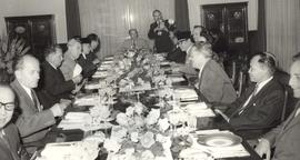 Delegasi Yugoslavia yang diketuai oleh Presiden Josip Broz Tito (kiri tengah) sedang berdiskusi d...